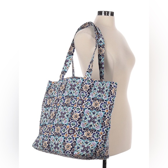 Vera Bradley Grand Tote. NWT Lisbon Medallion Cool - Picture 3 of 13